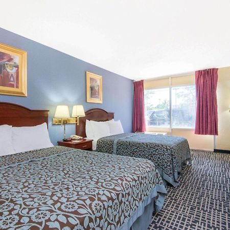 Days Inn & Suites By Wyndham Wichita East Esterno foto