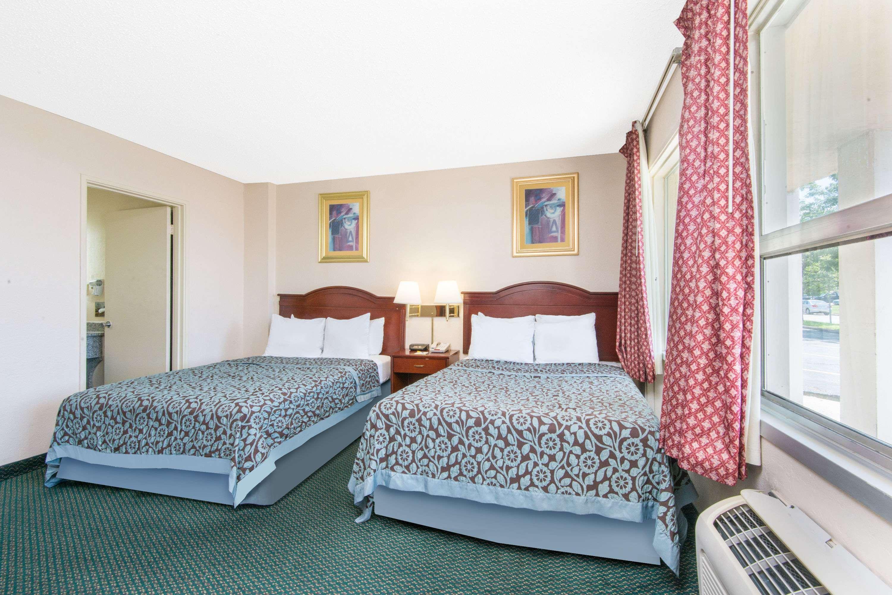 Days Inn & Suites By Wyndham Wichita East Esterno foto