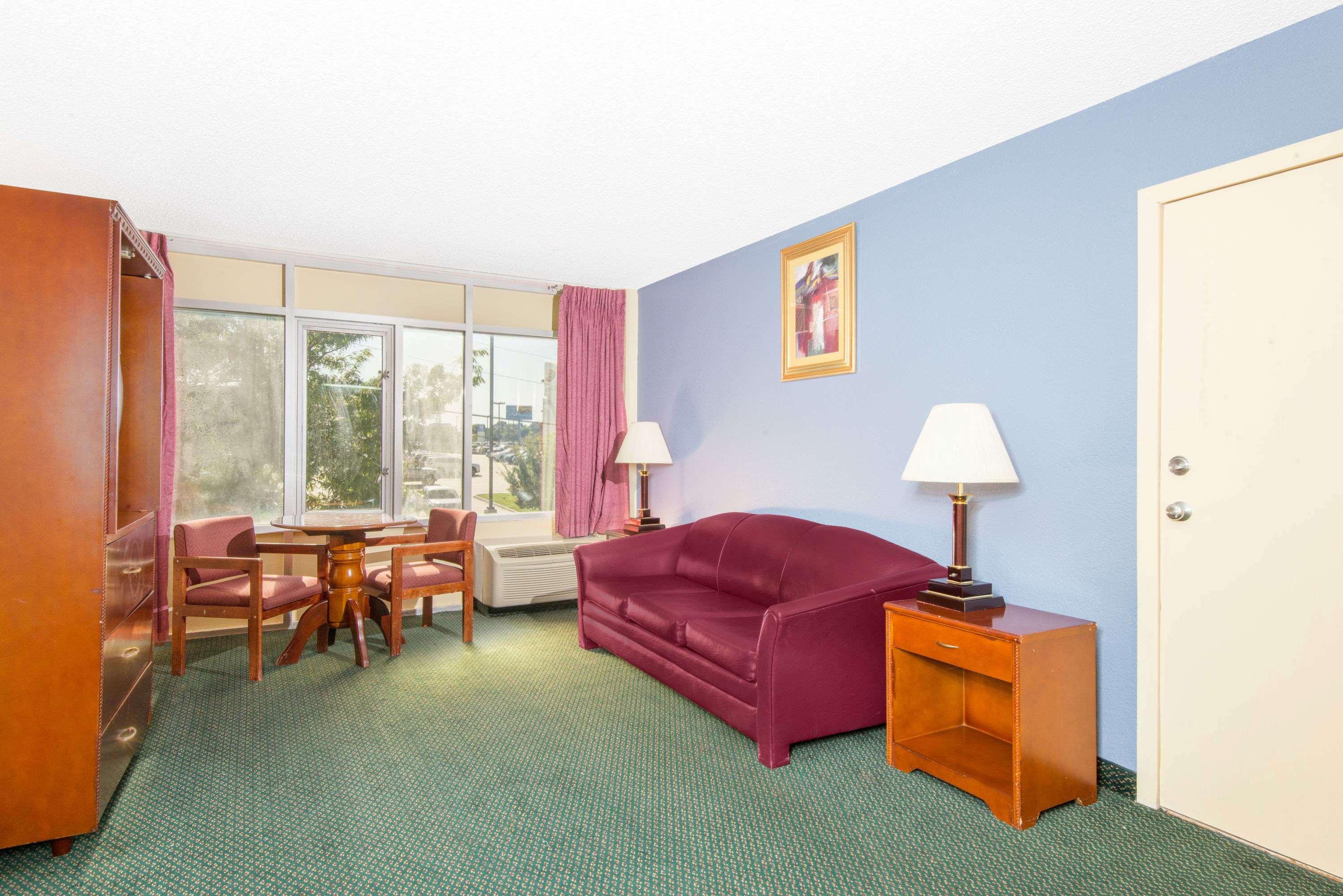 Days Inn & Suites By Wyndham Wichita East Esterno foto