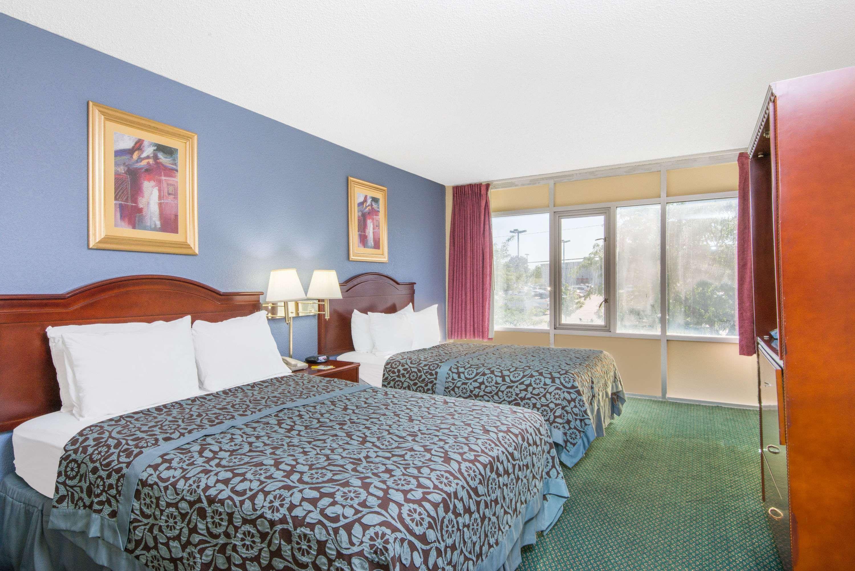 Days Inn & Suites By Wyndham Wichita East Esterno foto