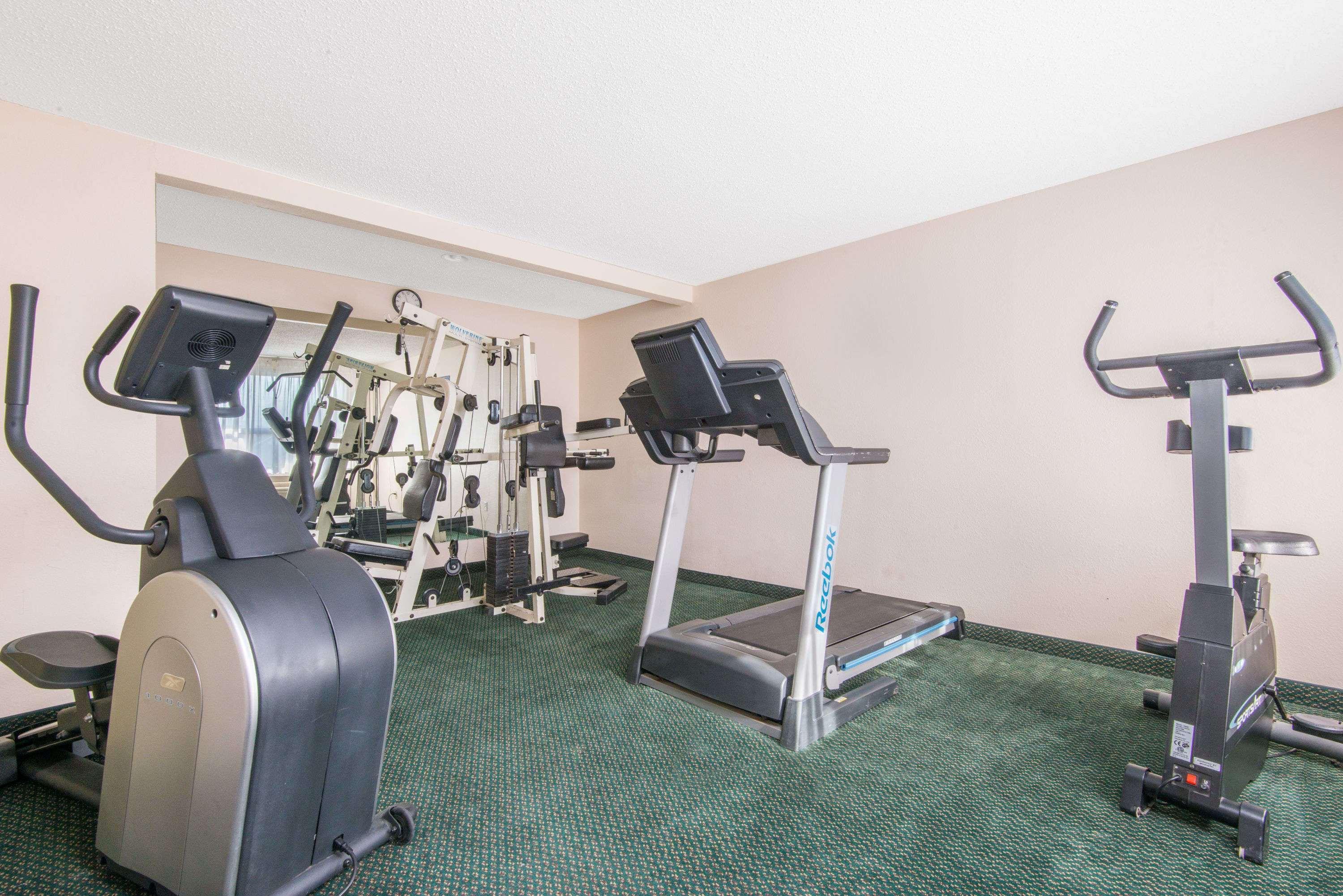 Days Inn & Suites By Wyndham Wichita East Esterno foto