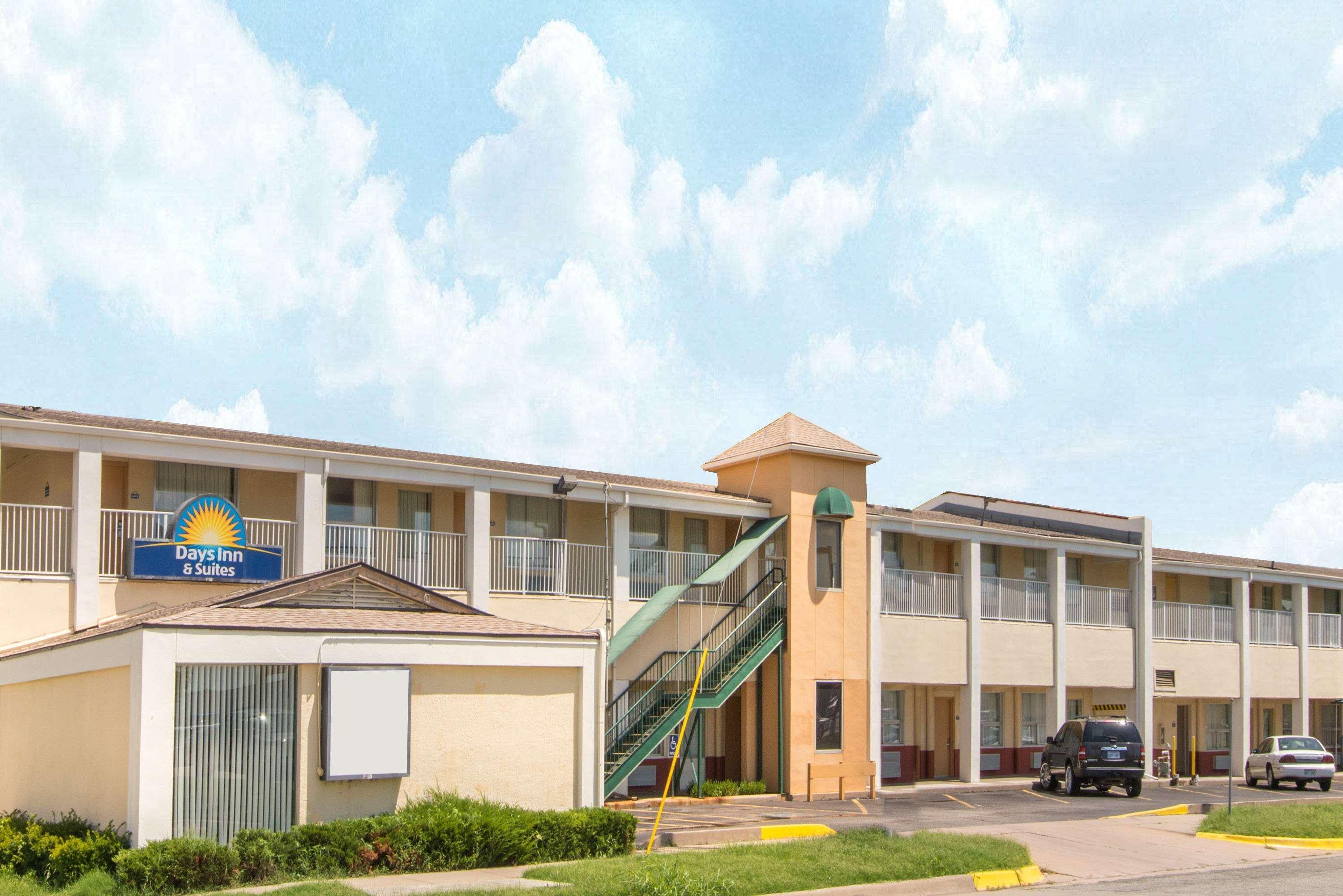 Days Inn & Suites By Wyndham Wichita East Esterno foto