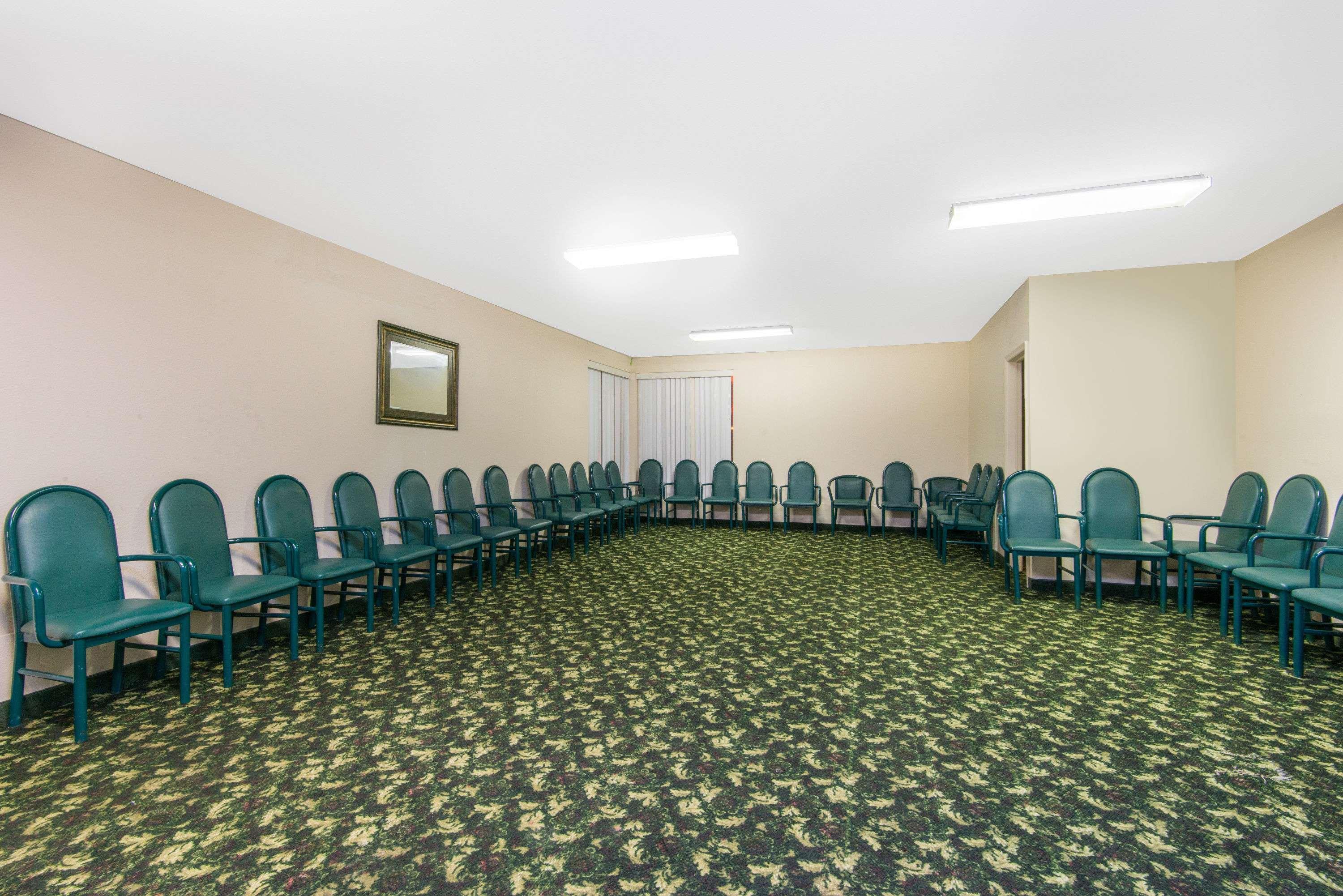 Days Inn & Suites By Wyndham Wichita East Esterno foto