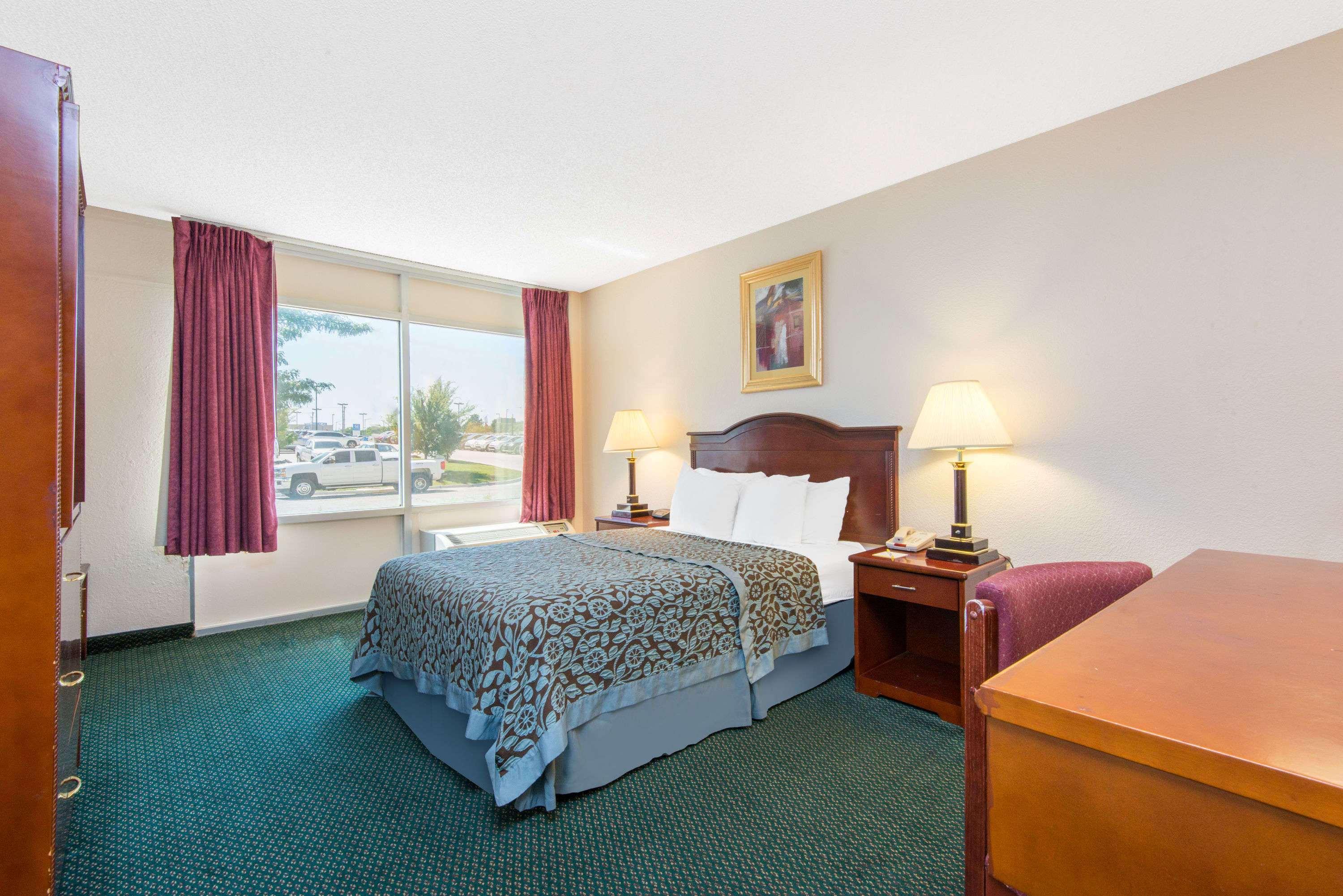 Days Inn & Suites By Wyndham Wichita East Esterno foto