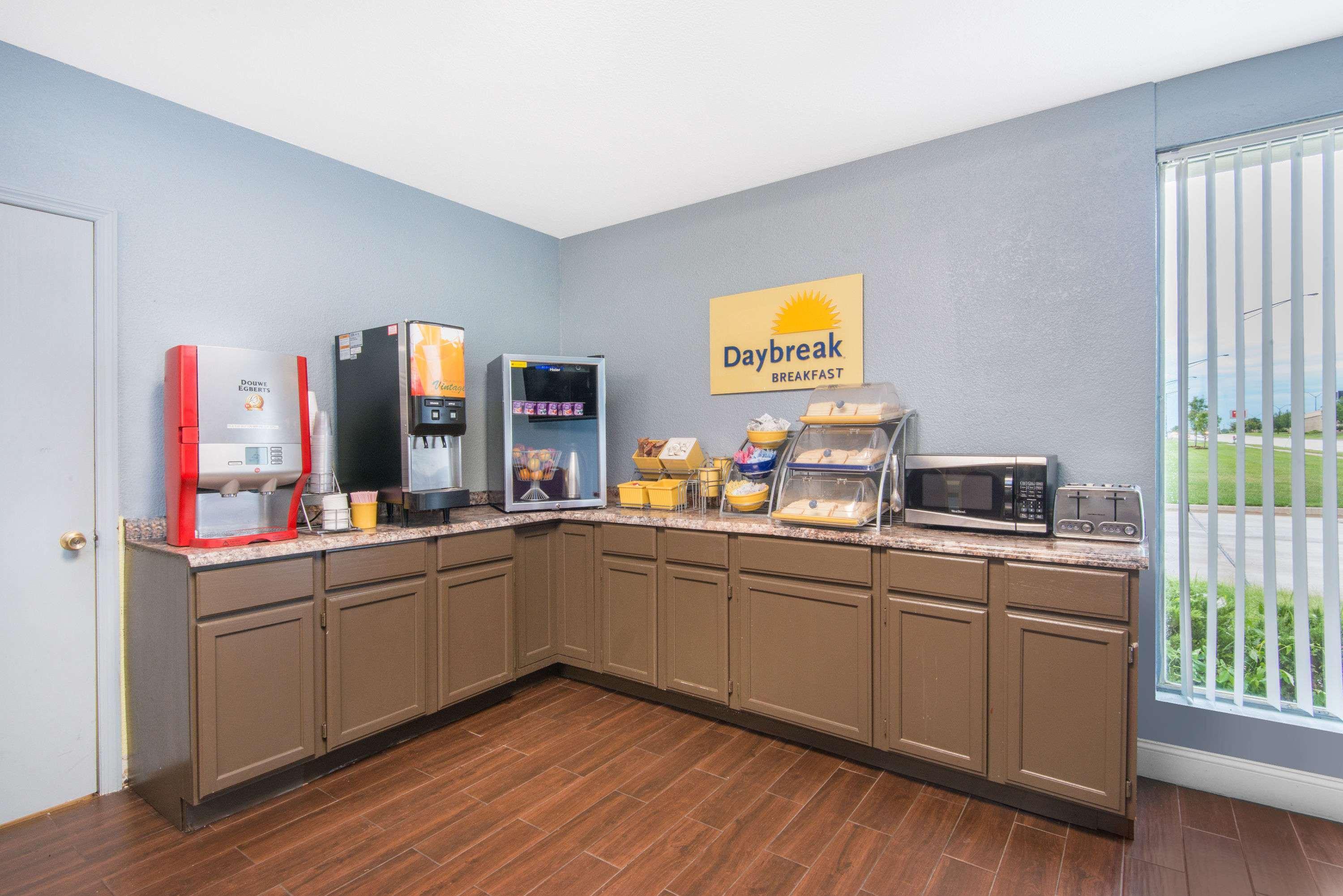 Days Inn & Suites By Wyndham Wichita East Esterno foto