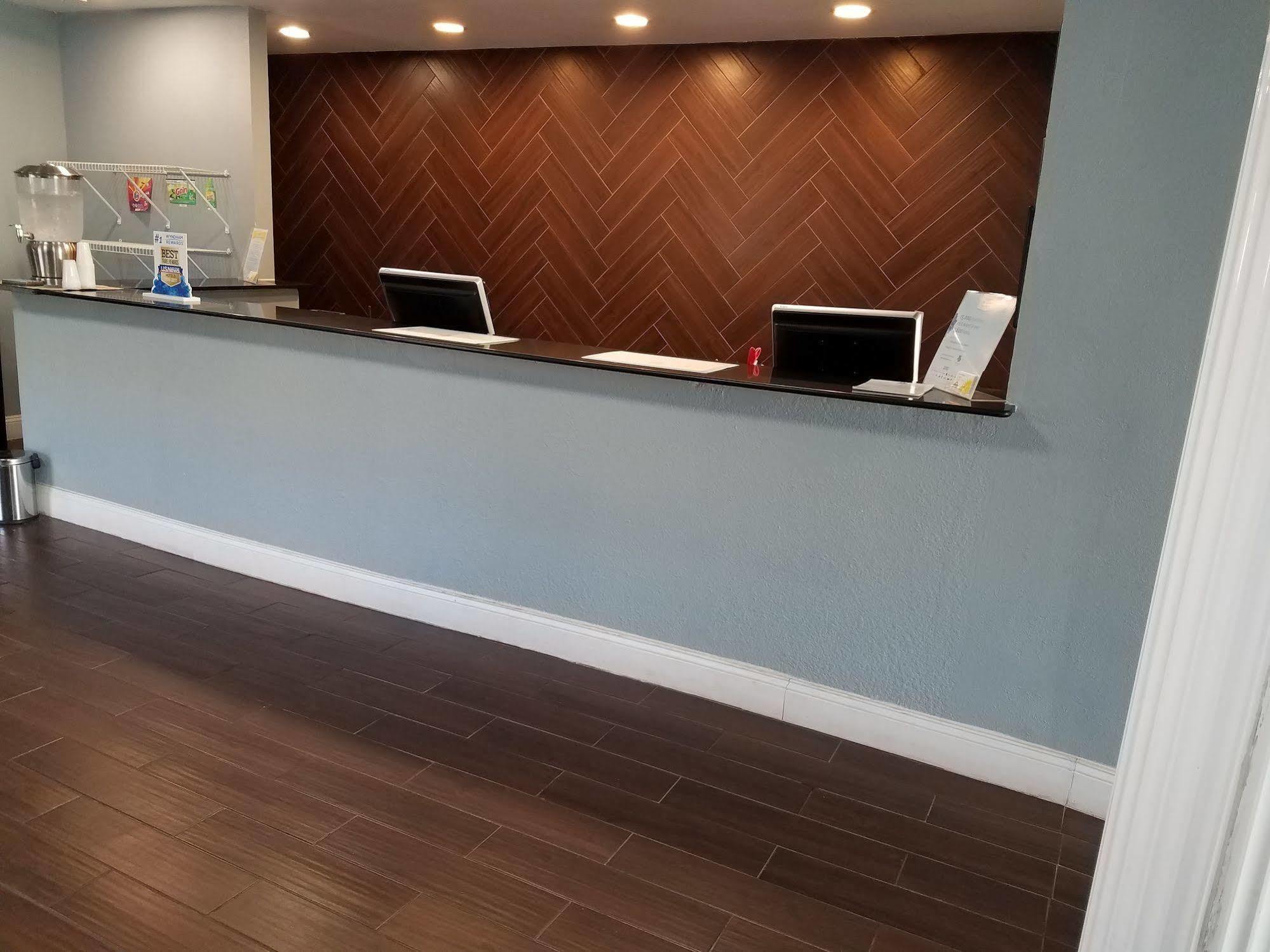 Days Inn & Suites By Wyndham Wichita East Esterno foto