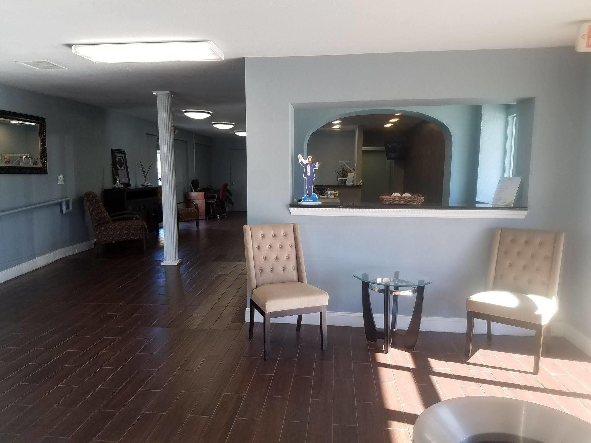 Days Inn & Suites By Wyndham Wichita East Esterno foto