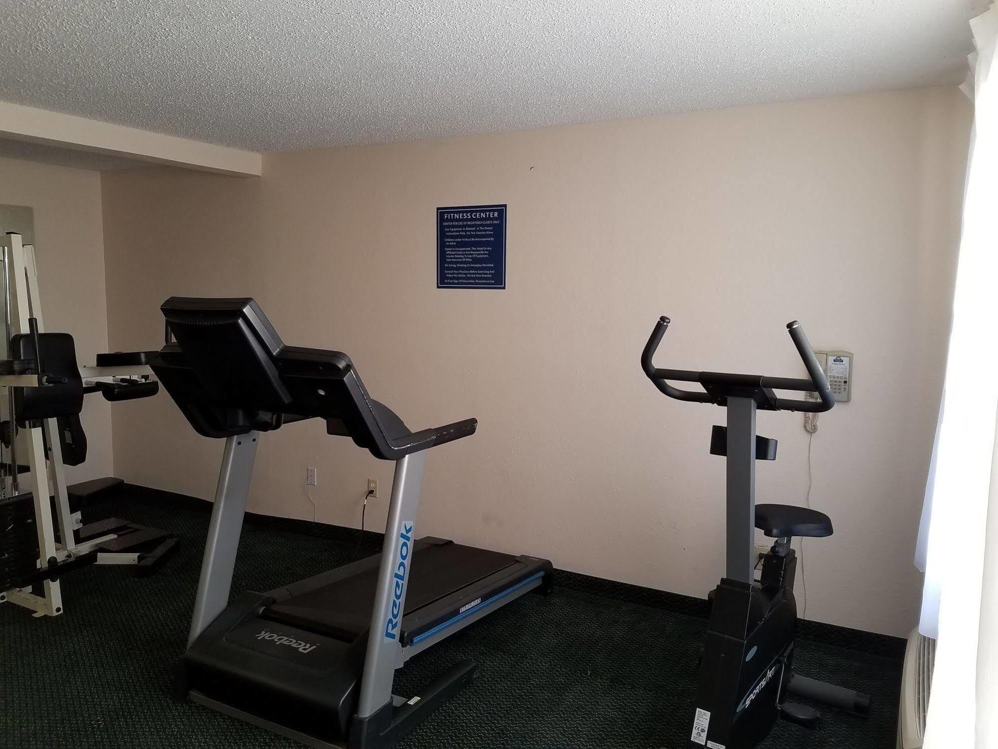 Days Inn & Suites By Wyndham Wichita East Esterno foto