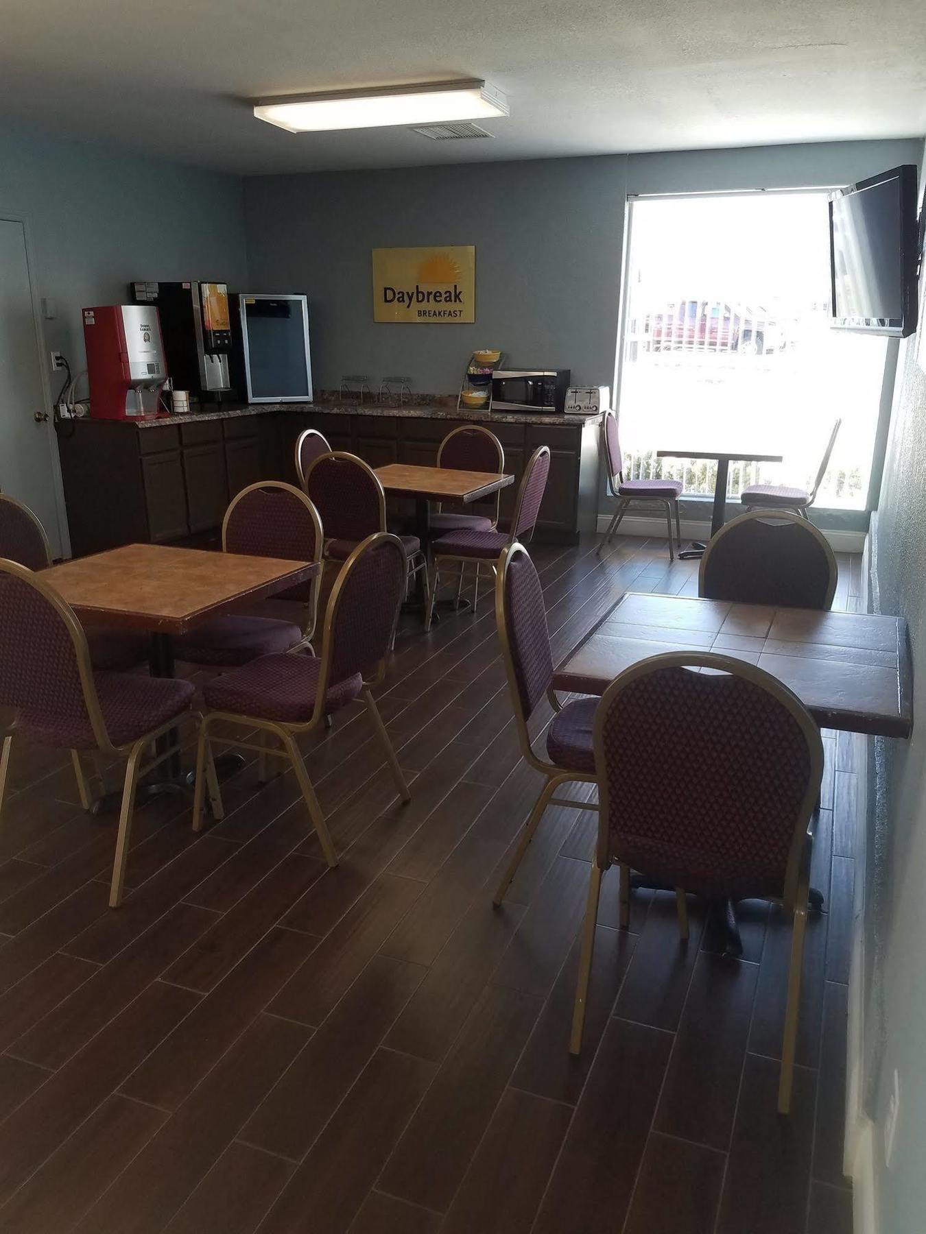 Days Inn & Suites By Wyndham Wichita East Esterno foto
