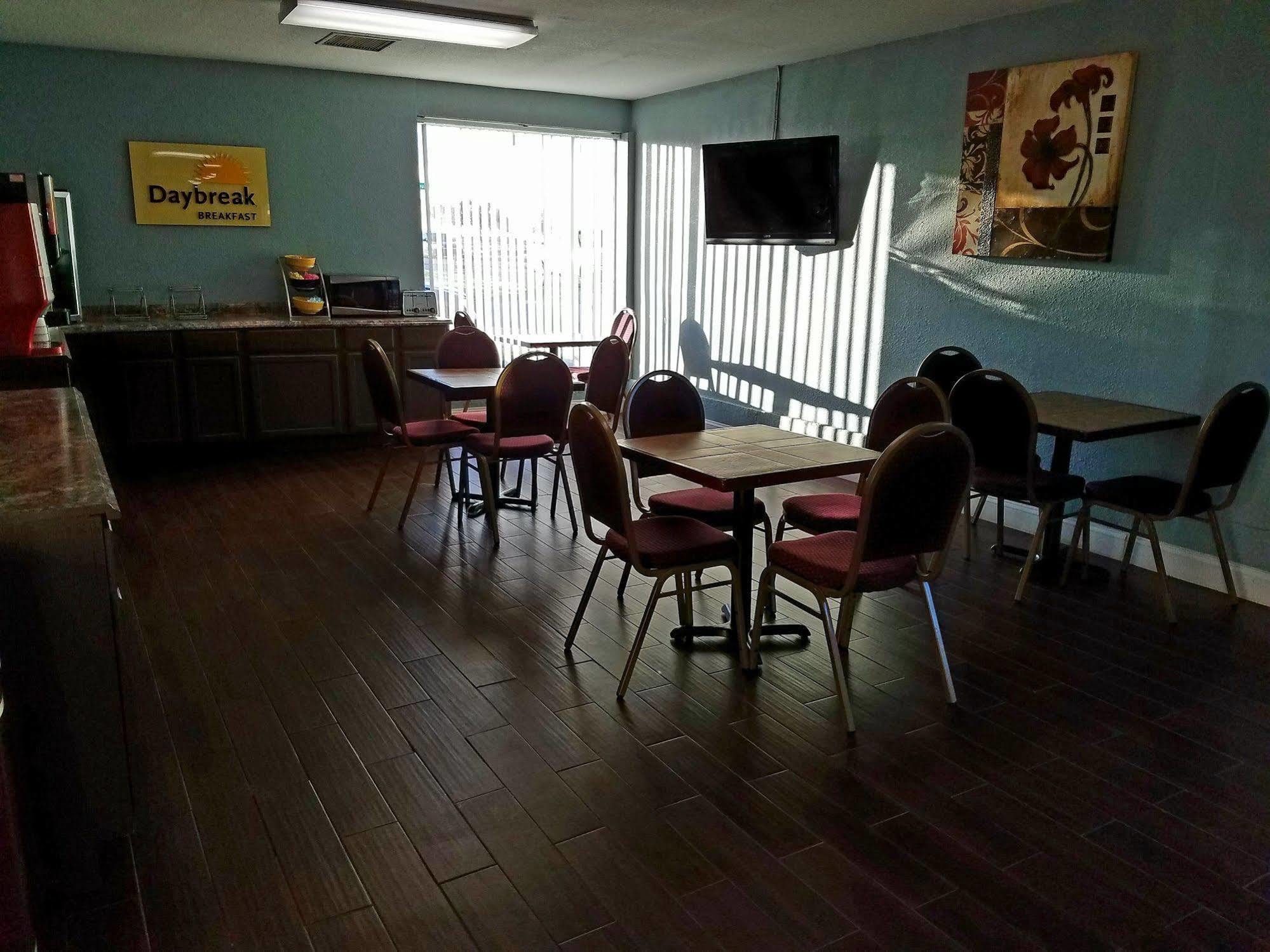 Days Inn & Suites By Wyndham Wichita East Esterno foto