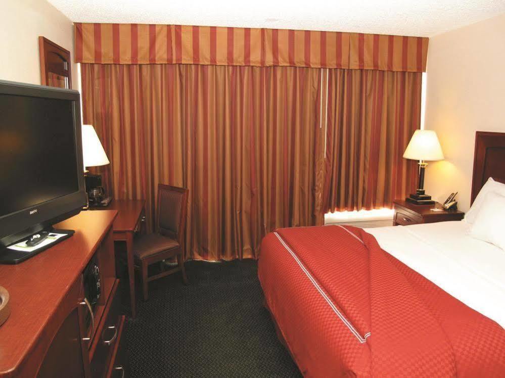Days Inn & Suites By Wyndham Wichita East Esterno foto