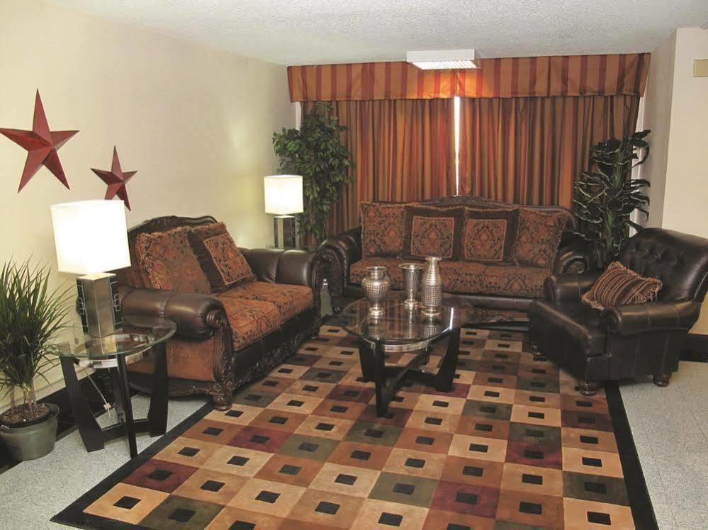 Days Inn & Suites By Wyndham Wichita East Esterno foto