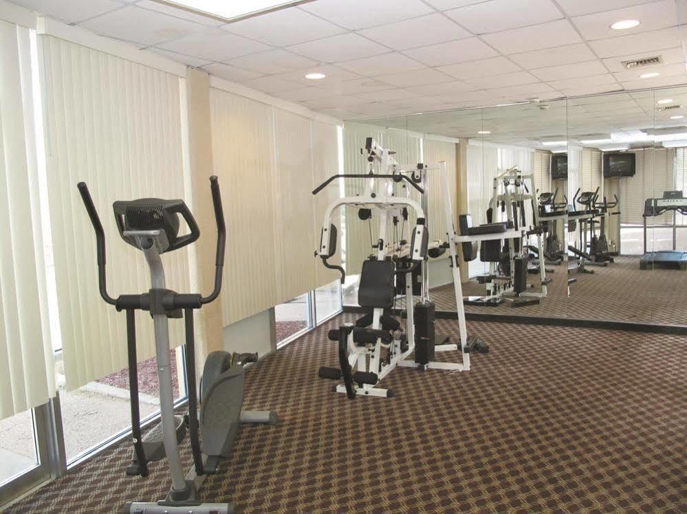 Days Inn & Suites By Wyndham Wichita East Esterno foto